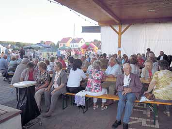 Nr. 9/2012-11 - Amtsblatt der Stadt Groitzsch vom 21.09.2012 Das Abendprogramm eröffneten die Berndorfer Dorfbewohner mit dem Märchen Schneewittchen, welches für viel Stimmung im Festzelt sorgte.