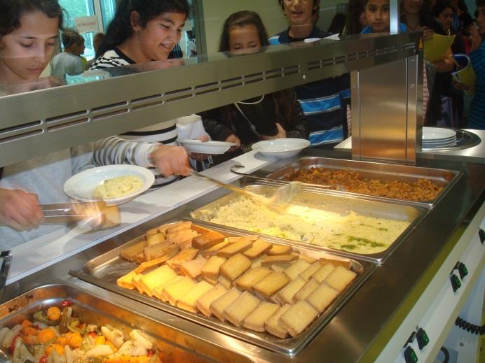 000 Essensteilnehmern Grundschule isst in Tischgemeinschaften,