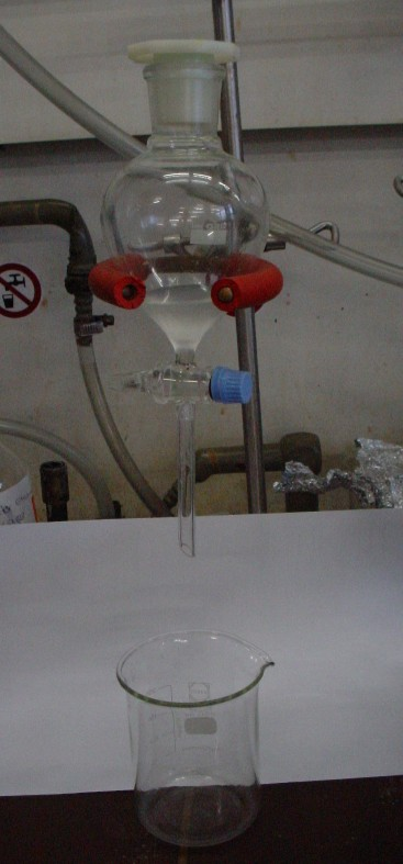 Aufbau: Scheidetrichter mit Stopfen Becherglas Durchführung: Im Scheidetrichter werden 2 ml 2-Methyl-2-Propanol mit 20 ml Salzsäure