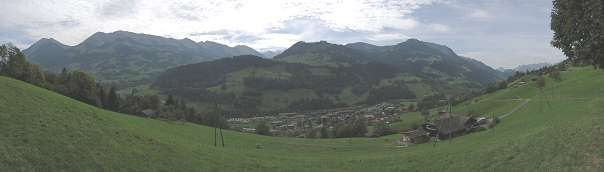 Die Dörfer und Weiler schmiegen sich an die Sonnseite des Tals.