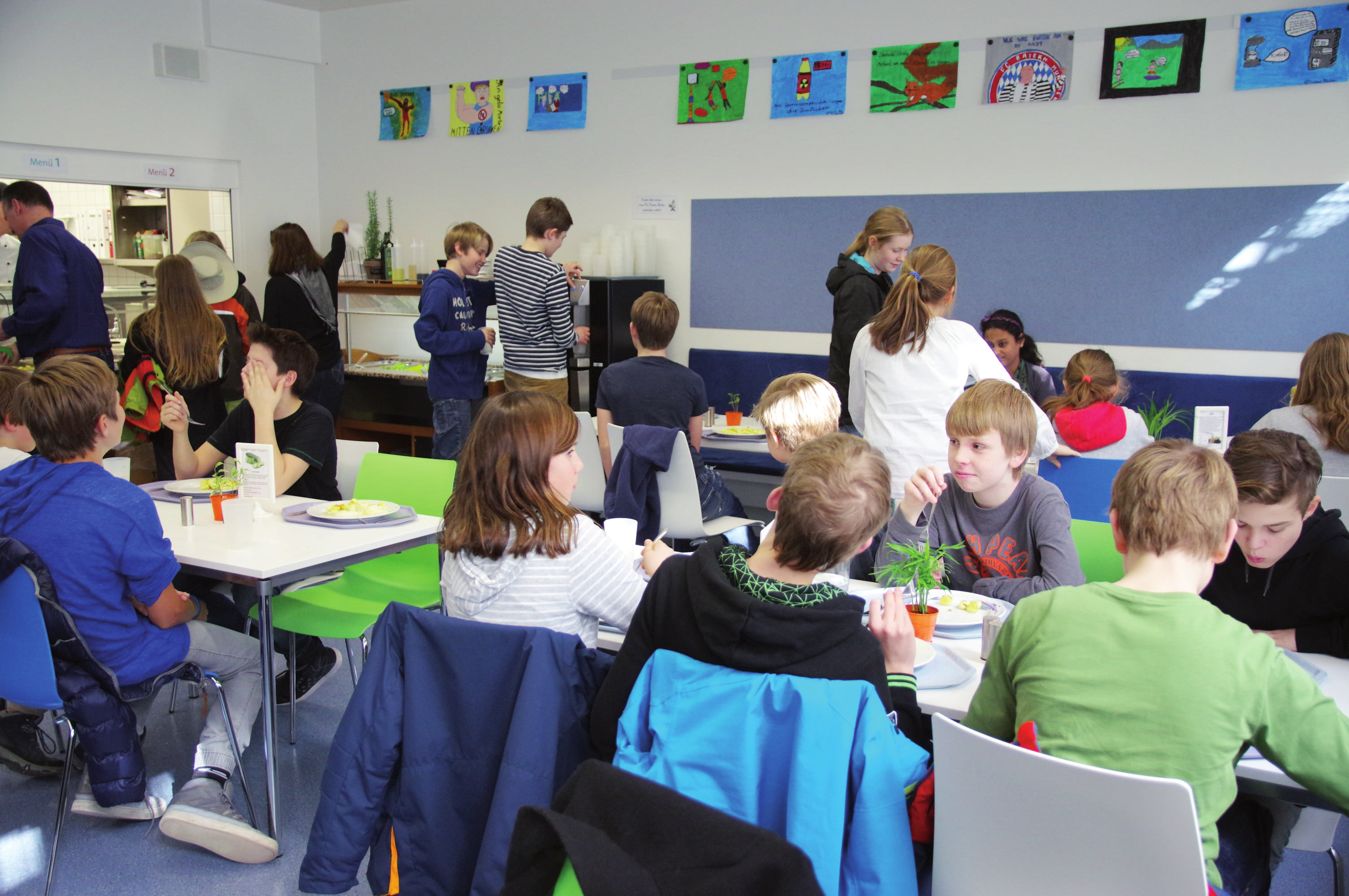 Die Mensa am Obermenzinger Gymnasium ist beliebt bei Schülern aller Altersklassen und jeden Tag sehr gut besucht.