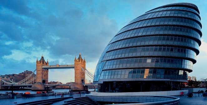 Tradition und Moderne dicht an dicht: Tower Bridge und City Hall Grund zum Feiern Trotz Rezession und dramatischer Kürzungen im öffentlichen Sektor scheint London positiv in die Zukunft zu blicken.