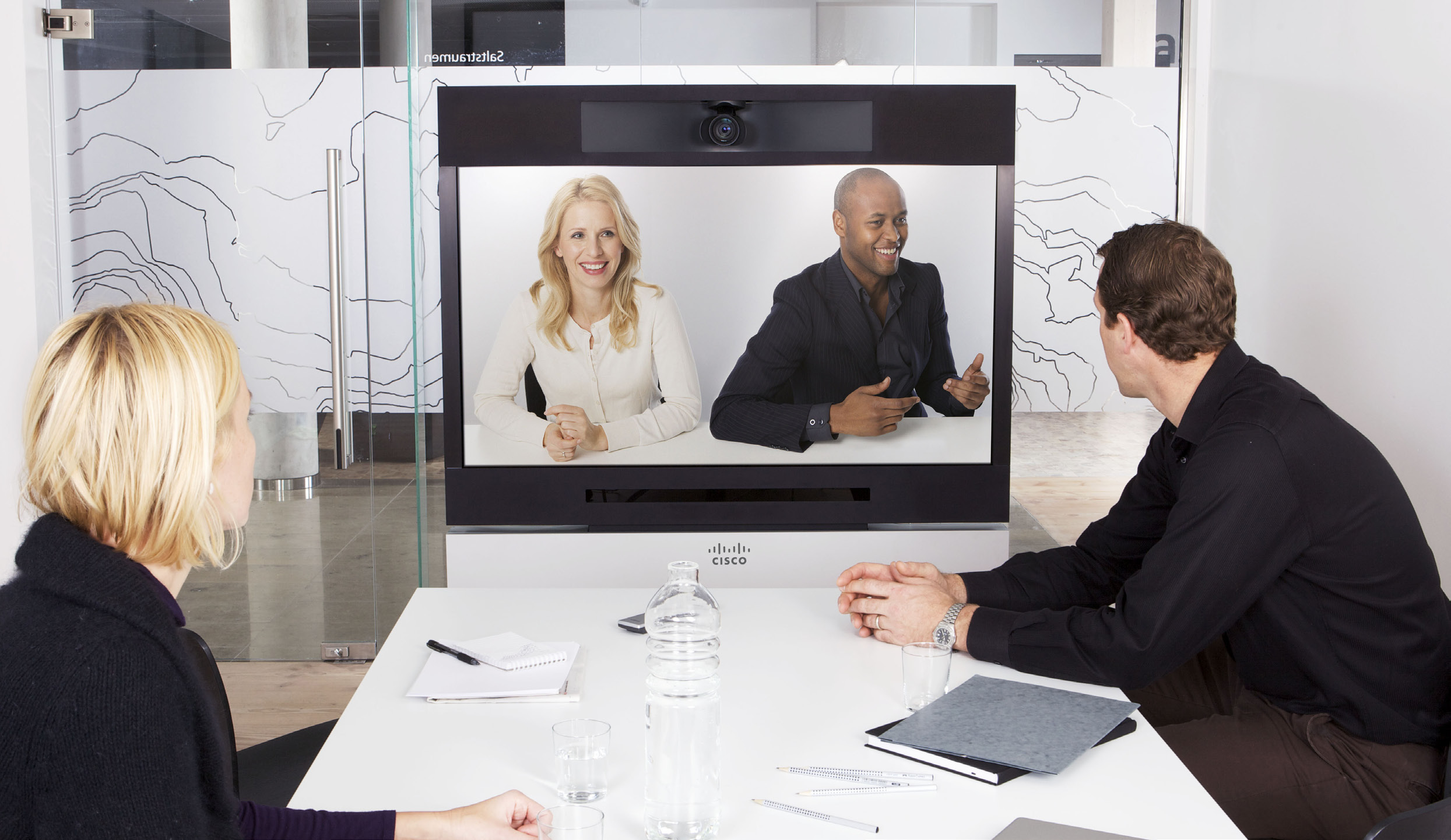 Optimale Nutzung Ihres Videokonferenzsystems Kurzanleitung In dieser Kurzanleitung finden Sie wesentliche Informationen, die dazu beitragen sollen, die Anwendung und Durchführung von Videokonferenzen