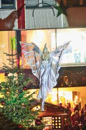 gemeinsam mit den Elmshorner Engeln den Markt zu eröffnen. Treffpunkt für die Zeremonie ist der riesige geschmückte Tannenbaum.