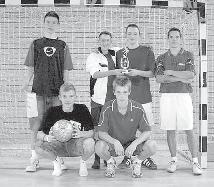 Hoppegarten 9/2005 Seite 5 Sportliches 9. Nachtfußballturnier in der P.-J.-Lenné-Oberschule am 10.9.05 Die Siegermannschaft Kinderüberraschung aus Hoppegarten In den vergangenen Jahren waren 14 Mannschaften am Start, in diesem Jahr nur vier Fußballteams.