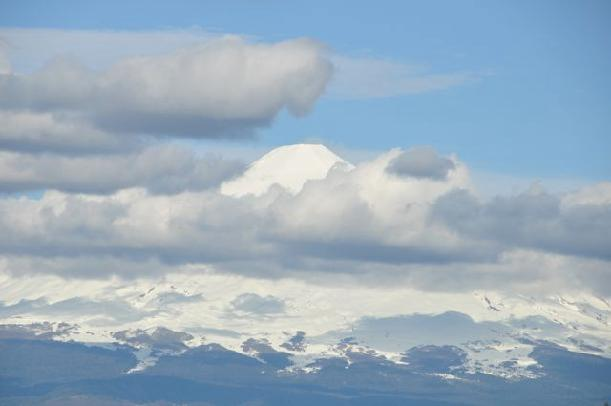 gleichnamigen Sees und Vulkans in der Region Araucanía im kleinen Süden Chiles. Die Region ist Heimat der Mapuche, einer der bedeutendsten indigenen Völker Chiles.