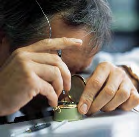 Diesen hohen Anspruch an die eigene Produktion unterstreicht auch das Patek Philippe Siegel, mit dem die Manufaktur seit dem Jahr 2009 ihre Uhren punziert.