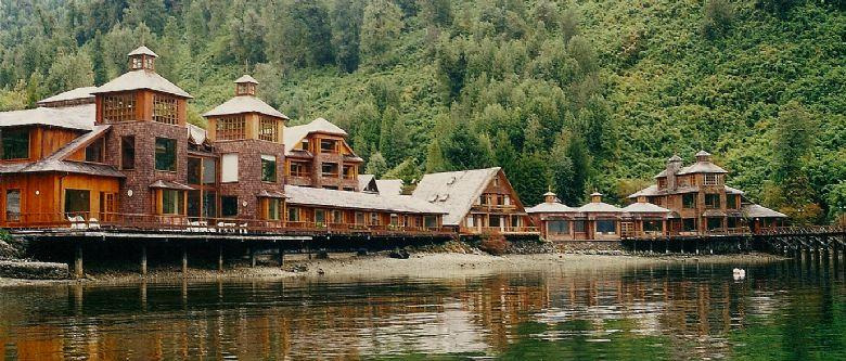 Wellness-Lodge, die in einem weit verwinkelten Fjord zwischen drei Nationalparks liegt.