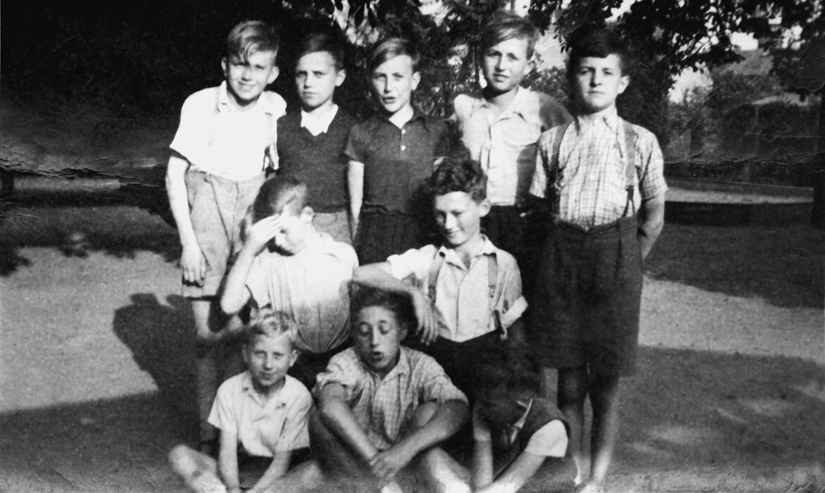 Meine Schulzeit 13 Lothar Gaa (hintere Reihe Mitte) mit Klassenkameraden aus Plankstadt, um 1939/40. Außerdem ist zu sehen Gustav Berger (untere Reihe Mitte) ausführten.