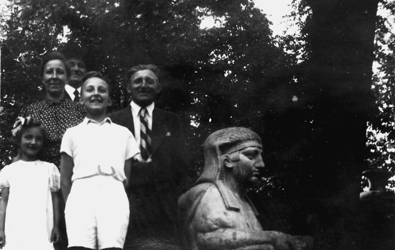 14 Lothar Gaa Stationen meines politischen Lebens Familie Gaa während eines Ausflugs in den Schwetzinger Schlossgarten im Sommer 1944. Von links: Schwester Anneliese, Mutter Anna, geb.