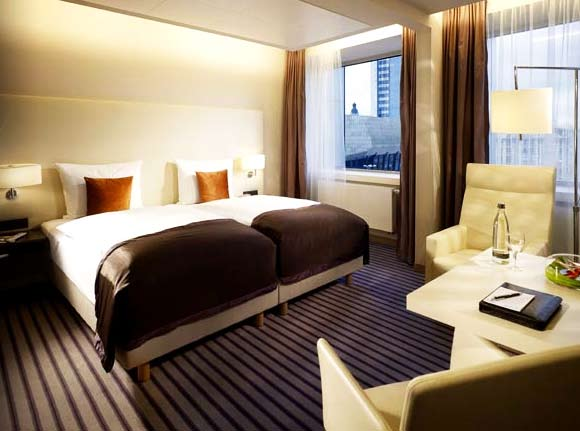 Das Hotel bietet 214 Gästezimmer und Suiten, die zu den modernsten und elegantesten in Leipzig gehören.