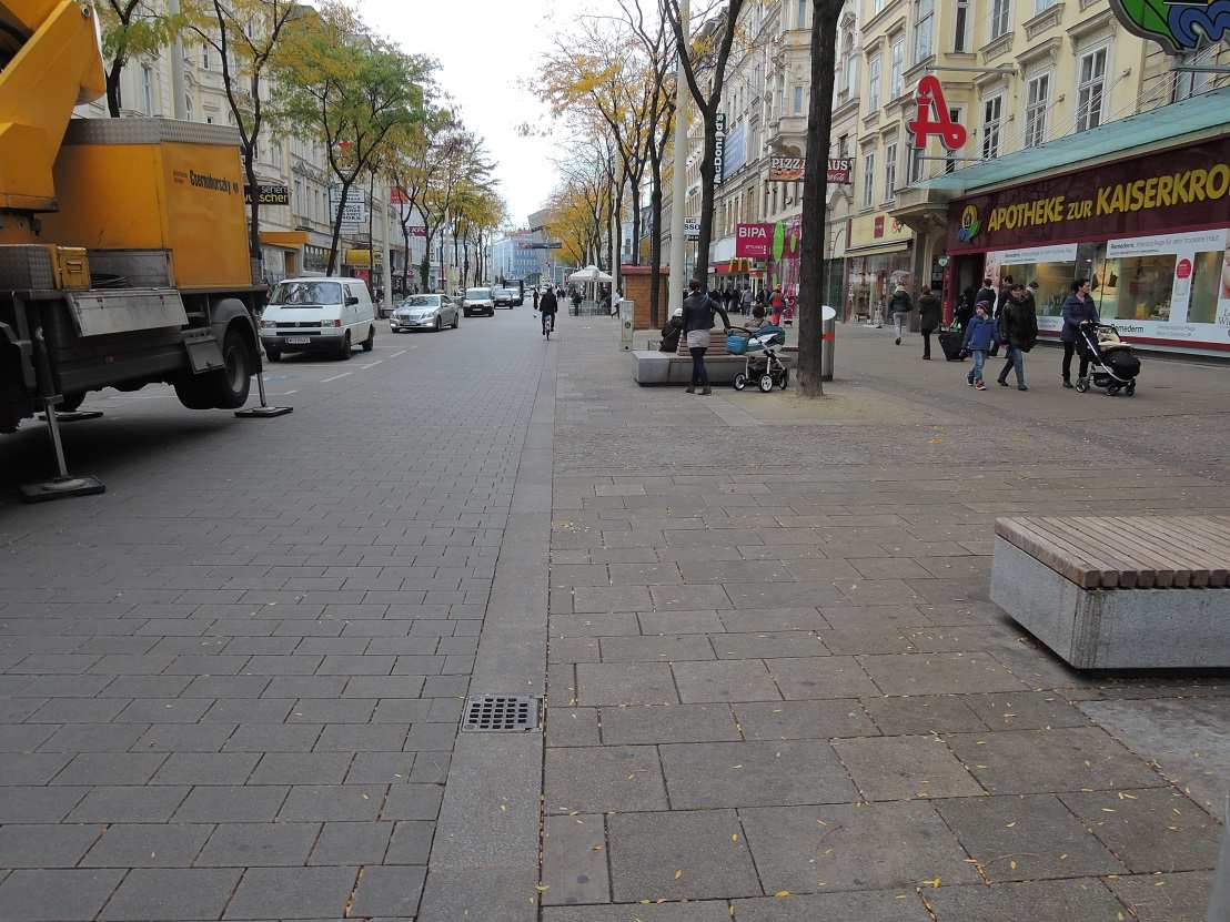 Gehsteigrand Gehsteig: ein für den Fußgängerverkehr