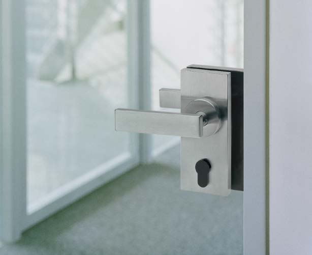 berührungsloses Vorhalten eines berechtigten Transponders werden alle Türen mit Komfortsystem geöffnet. Das Verschließen von Zimmer- und Glastüren erfolgt ebenfalls per Transponder.