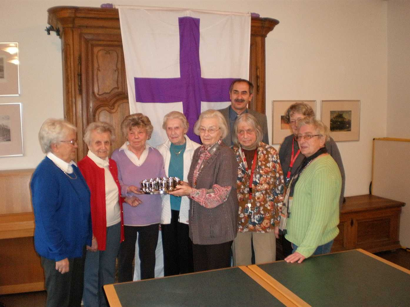 10 Gemeinde leben: Frauen Alles hat seine Zeit Abschied vom Frauenbund Homburg Fast hundert Jahre sind inzwischen vergangen, seit sich evangelische Frauen in Homburg zum ersten Mal getroffen haben.