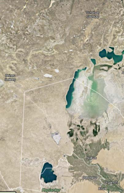 Luftbild des Aralsees asser, Trinkwasser sowie Luft werden durch die Ausbringung der Pestizide belastet.