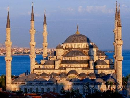 Hagia Sophia ist zudem für ihre Mosaike und glanzvollen Portraits von Kaisern und Kaiserinnen bekannt.
