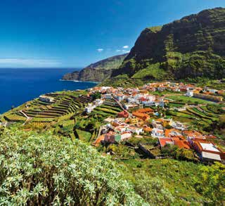 Danach geht es durch die Esperanza- Wälder zum Hafen der Inselhauptstadt Santa Cruz. Von hier aus beginnt Ihre ca. 2,5 stündige Überfahrt mit dem Schiff nach Gran Canaria.