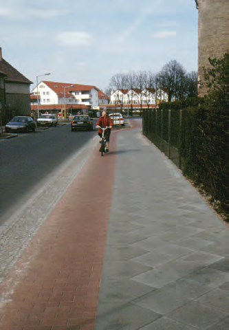3: Bordsteinradweg Veltener Straße stadteinwärts (am Baumarkt),