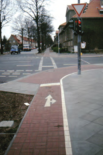 8: Bordsteinradweg entlang der Fontanestraße, mit roten Betonsteinen