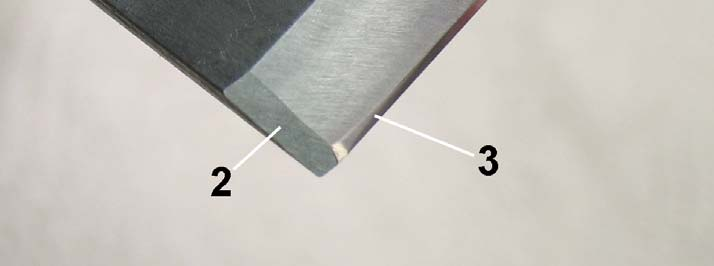 dann ebenso nach rechts. Man erzeugt so zwei schmale flache Fasen seitlich an der eigentlichen Fasenfläche.