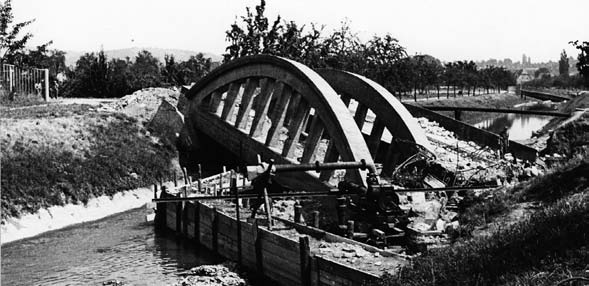Zerstörte Eisenbahn- und Straßenbrücke in Durlach in der Pforzheimer Straße (Stadtarchiv AK A/Alben 5, 782). durch Arbeitsbeschaffungsmaßnahmen abzuhelfen.