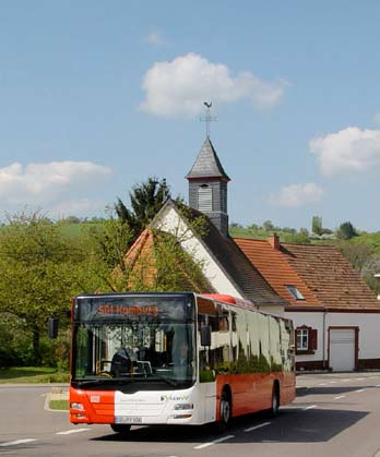 4. Projekte und Maßnahmen Kreisbuslinie vor der Kapelle in Habkirchen 4.