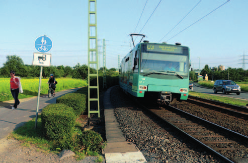 gelangen, beispielsweise durch Sammelanträge für Bike + Ride- Anlagen; wir schaffen auch Verbindungen zum Umweltfonds der Fraport AG oder beraten bei der Kommunalrichtlinie Umweltschutz initiieren