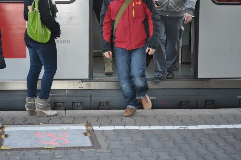 Filstal S-Bahn Barrierefreiheit? Die Hauptgleise im Filstal müssen für Güterverkehr mit Lademaßüberschreitung freigehalten werden.