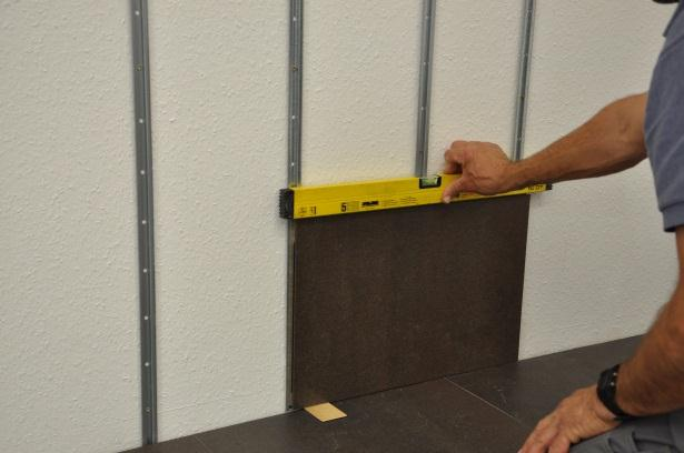 Leichte Unebenheiten der Wand können mit Hilfe von Distanzstücken oder Holzkeilen ausgeglichen werden 4.