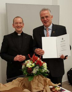 Berufungsurkunde als Mitglied des Vorstandes an Raphael Graf von Deym In der Sitzung des Caritasrats am 13.12.2016 war die Überraschung groß. Zum ersten Mal überhaupt gab es durch den Bischof Dr.