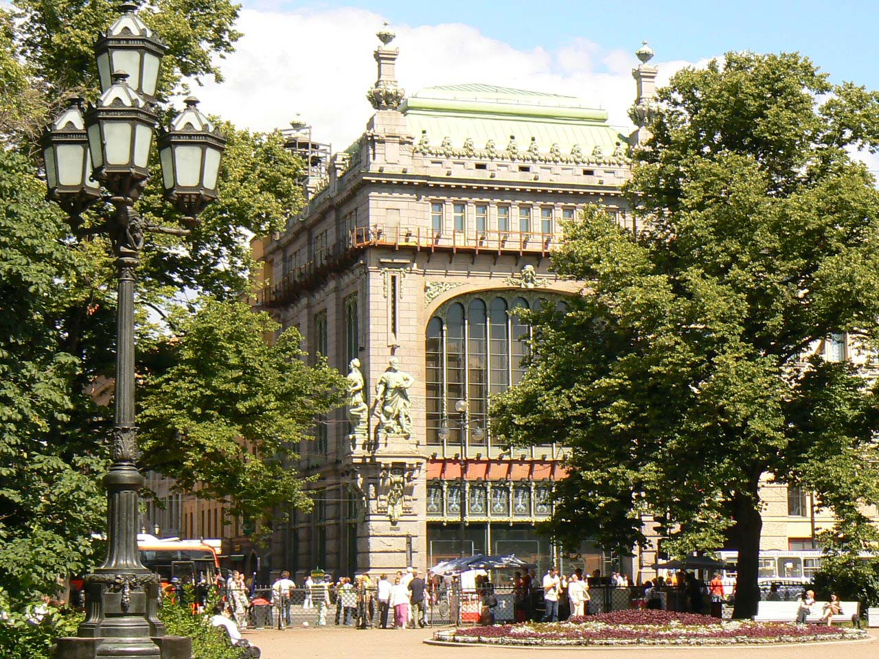 Kultur- und Studienreise nach St. Petersburg Seite 6 Kaufhaus am Newskij-Prospekt im Stadtzentrum von St. Petersburg Revolutionäre Umstürze im 20. Jahrhundert Zu Beginn des 1.