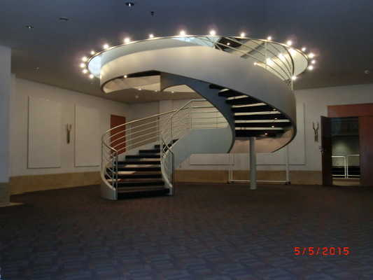 Über die Treppe sind zu erreichen: Rezeption im Foyer, Restaurant "Esplanade" Obergeschoss Alternative zur Treppe: Aufzug ab Rezeption bis 6.