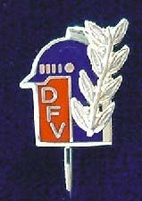 Silberne Ehrennadel des DFV Mit der Silbernen Ehrennadel des DFV werden Personen geehrt, die besonders aktiv und erfolgreich die Aufgaben und Ziele der Feuerwehrverbände gefördert haben.
