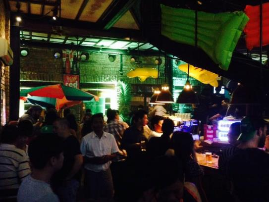 Straße herrscht eine einmalige Atmosphäre. Bars in Yangon The Strand Adresse: 92, Strand Road, Kyauktadatownship, Yangon.