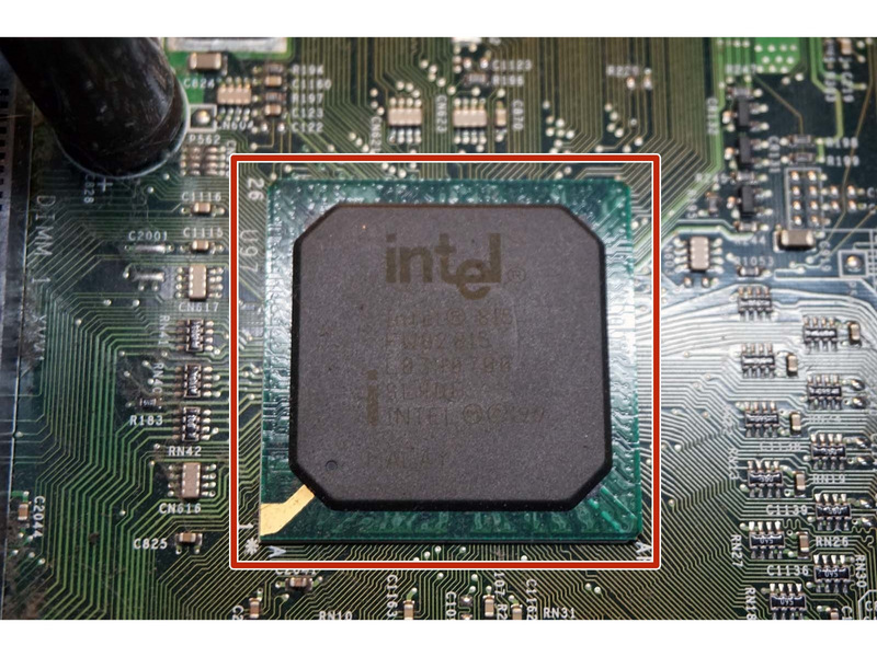 Anstelle einer dedizierten Grafikkarte nutzt der Intel 815 Chipsatz über