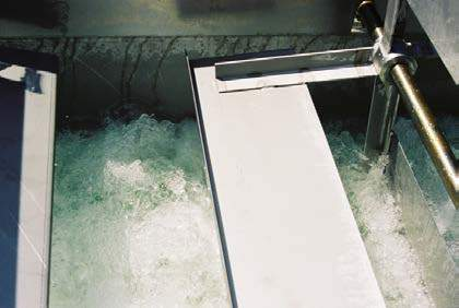 Die Waschwanne ist als selbsttragende Blechkonstruktion mit Überlauf und Reinigungsklappe ausgeführt. An die Wanne ist ein Austrag- bzw.