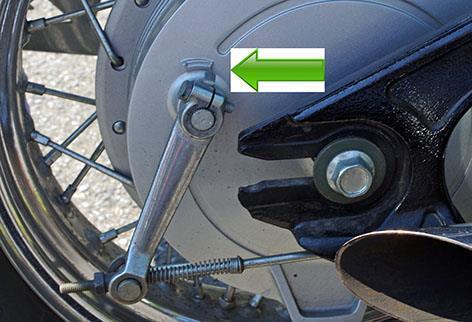 der Position. Am Bremsnocken ist außen ein Anzeiger angebracht und auf der Trommel befindet sich eine Gegenmarkierung.