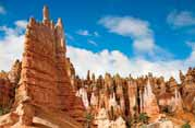 Wasser und Erosion haben im roten Sandstein des Arches National Parks unzählige Bögen und eigenartig schwebende Felsblöcke geschaffen.