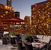 Einrichtung Das Hotel bietet den Gästen eine Cocktailbar in der Lobby, die «Skyline Terrace» mit Blick auf Chicago, einen Fitnessraum und WLAN.