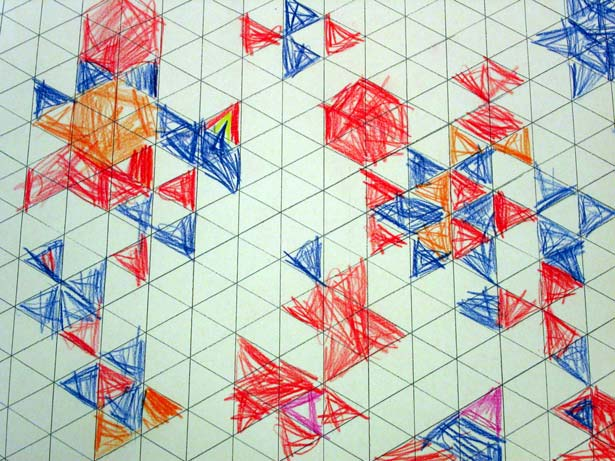 In einem Netz aus Dreiecken werden mit Buntstiften Formen und Muster gesucht.