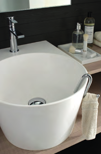 Il lavabo è completato da un pratico portasciugamani cromato a forma di gancio.
