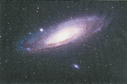 1. 2 Galaxien, Sterne und Planeten 6 Die Andromeda - Galaxie Die Andromeda - Galaxie ist die von unserer Michstrassen - Galaxie nächste grössere Nachbargalaxie ; sie
