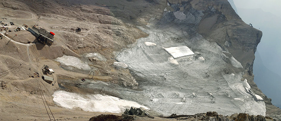 Deutlich sichtbar die Spuren der Bewirtschaftung durch das Anhäufen von Schnee und die Schutzabdeckungen. Bedeutung der Gletscher Gletscher sind wichtige Süßwasserspeicher in den Alpen.