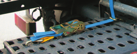 Der Gurtcontroller, ein Schutzschlauch mit speziellem Profi l, sorgt zusätzlich für einen festen Sitz des Zurrgurtes auf dem Reifen.