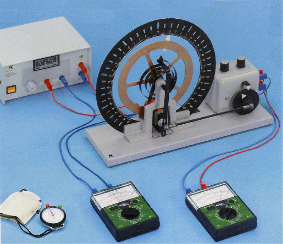 Seite - 2 - Versuchsaufbau: Der Aufbau besteht aus dem Pohlschen Rad, dem Betriebsgerät (welches die Spannung für den Motor liefert und diejenige für den Betrieb der Bremsmagnete), einem
