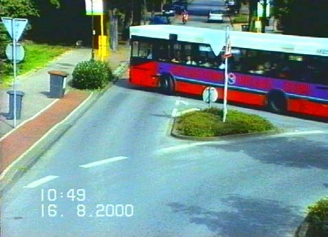 Kreisverkehr eine Haltestelle. Linienbusse müssen nach der Haltestellenbedienung (links in Bild A 2) anfahren und in der Zufahrt zur Kreisfahrbahn ggf. erneut anhalten.