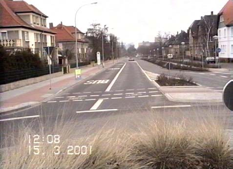 Anhang 53 3.13 Wolfen, Oppenheimer Straße Thälmann Straße Geometrie DTV [Kfz/24h] k.a. Außendurchmesser [m] 28m Fahrbahnbreite [m] 7 Besonderheit 2 Zufahrten mit parallelen IVund ÖVSpuren Abbildung