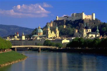 Eine Fahrt nach Salzburg Die schöne Stadt Salzburg liegt in Österreich, am Nordrand der Alpen. Etwa 150 000 Einwohner leben in Salzburg. Die Stadt zieht viele Touristen aus der ganzen Welt an.