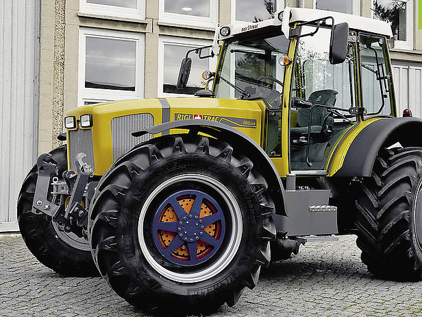 Antrieb Mit elektrischem Radantrieb sicher auf die Bergweide In Zusammenarbeit mit der technischen Universität (TU) Dresden wurde ein Rigitrac des Schweizer Traktorenherstellers Sepp Knüsel mit