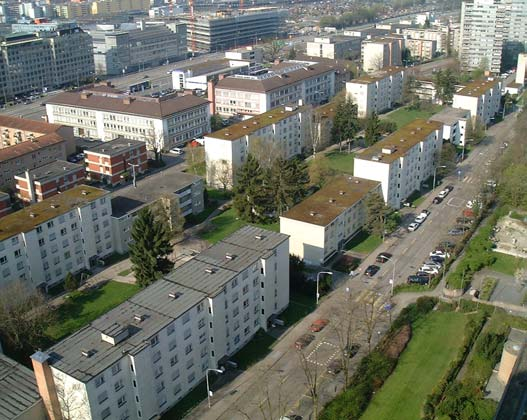 Zürich - Werdwies Das Quartier Grünau, welches zu Altstetten (Kreis 9) gehört, wird im Norden begrenzt durch die Limmat und im Westen durch grosse Familiengartenanlagen.